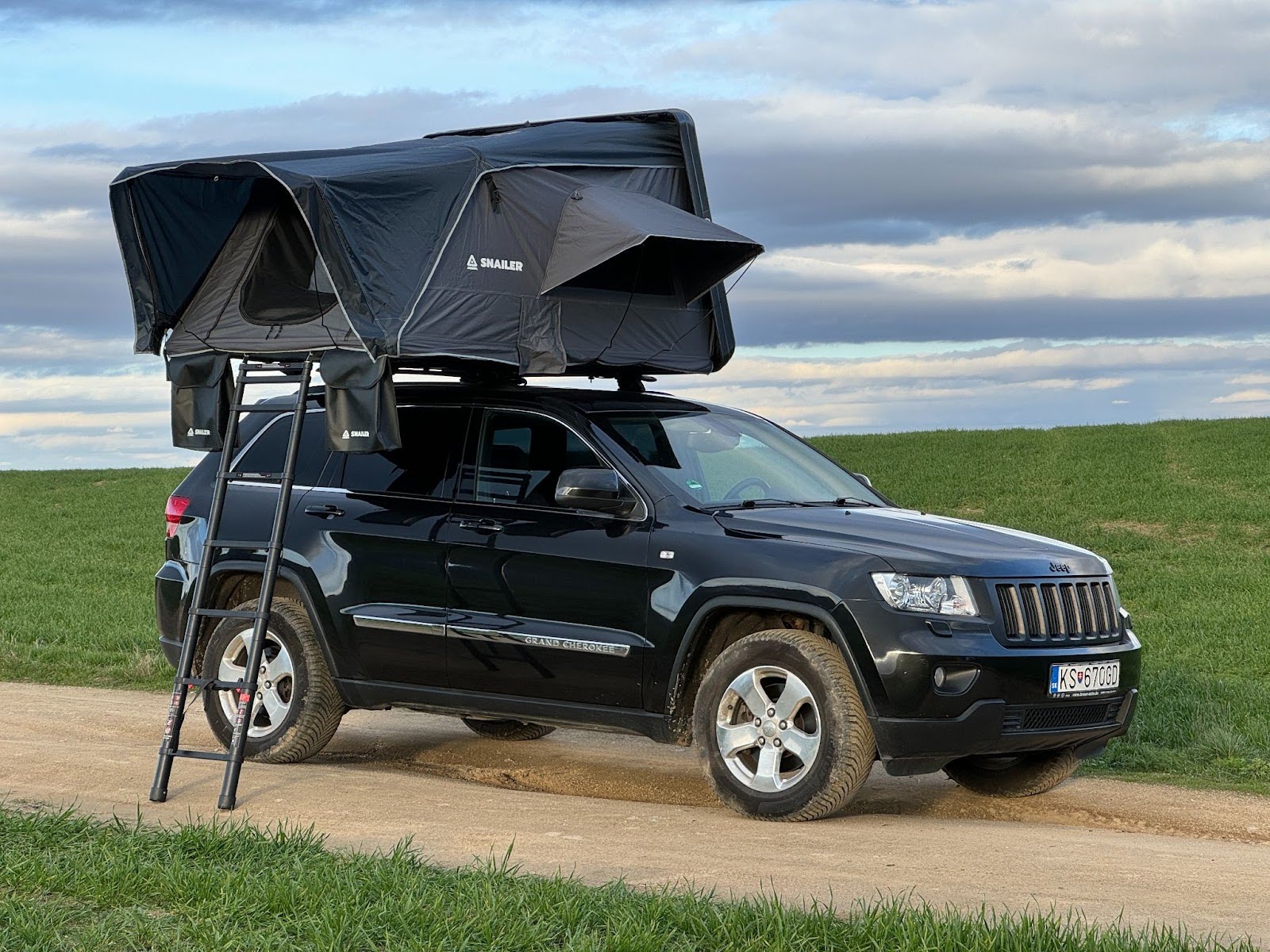 Seitlich öffnendes Dachzelt (SNAILER Abis) montiert auf einem Jeep Grand Cherokee