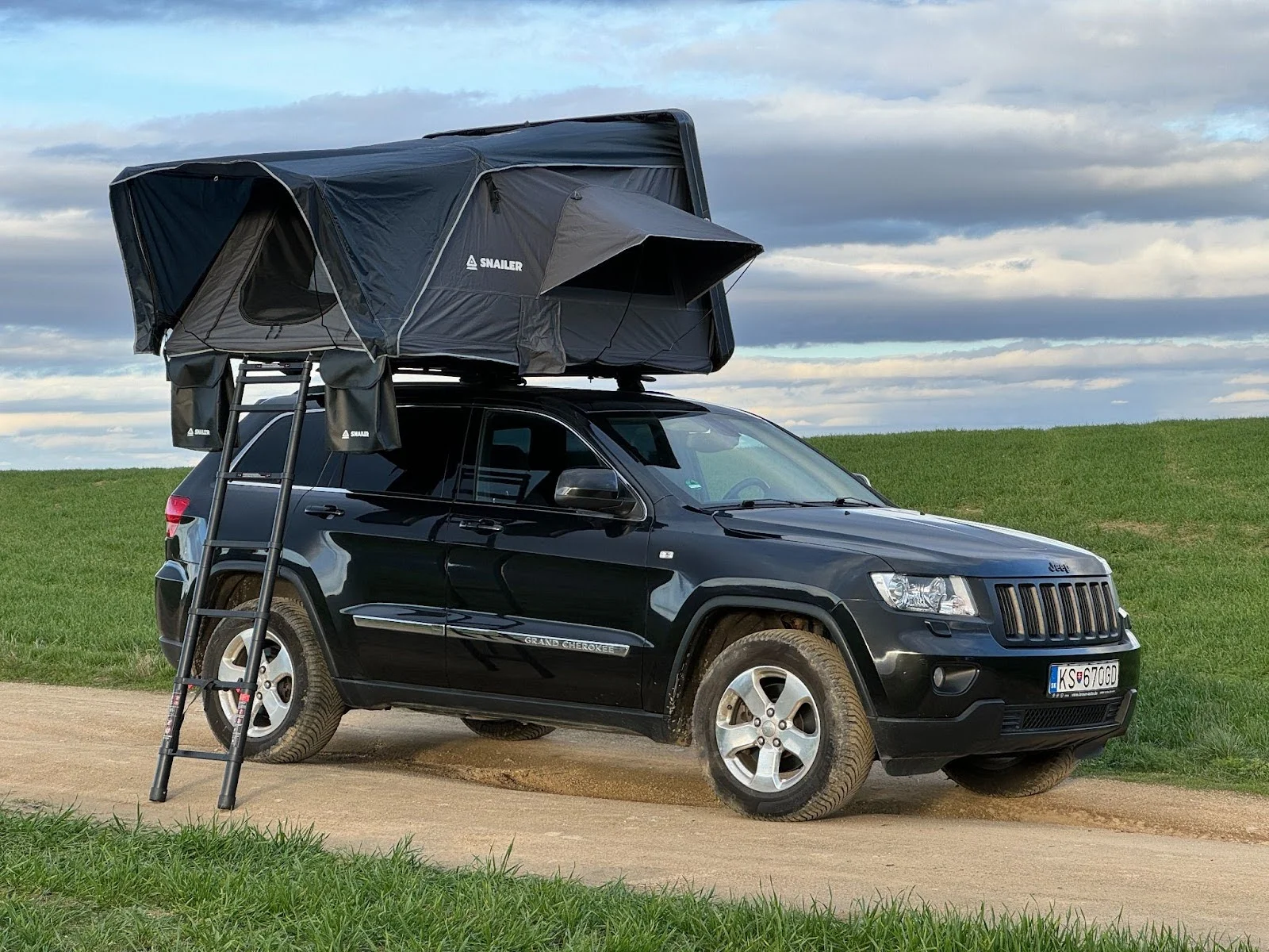 Seitlich öffnendes Dachzelt (SNAILER Abis) montiert auf einem Jeep Grand Cherokee