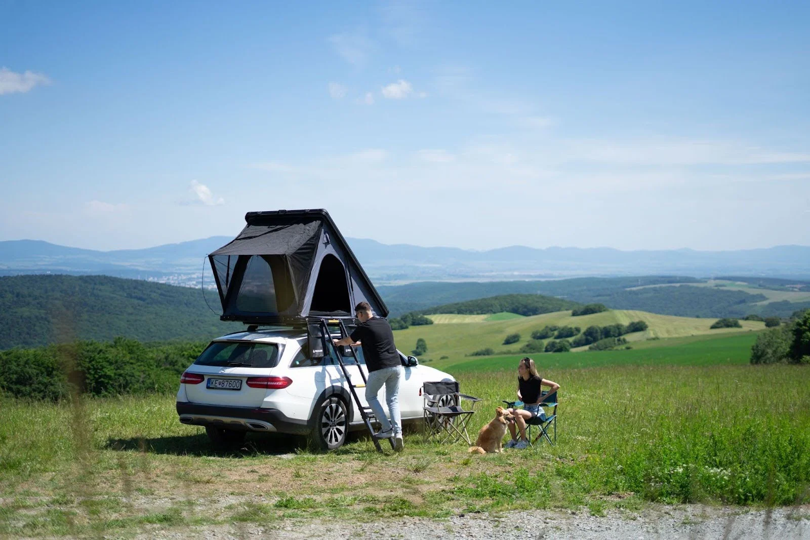 SNAILER Alduo Dachzelt aufgebaut auf einem Mercedes E-Klasse All-Terrain in der Natur der Ostslowakei